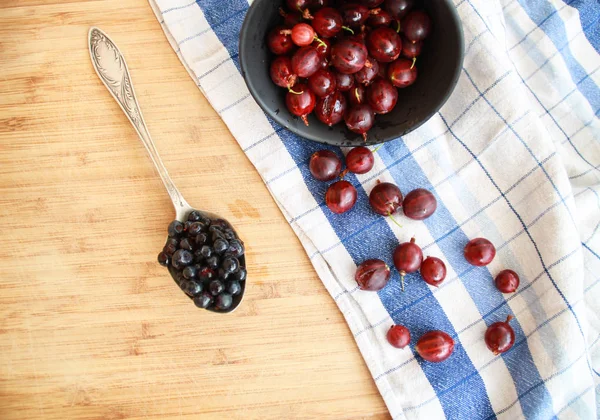 Flatlay with raspberries, blueberries and gooseberries. — Stock Photo, Image