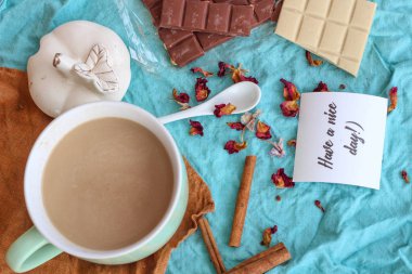 Çikolata, gül, kahve ve tarçın. Mavi bir arka plan düzen. 