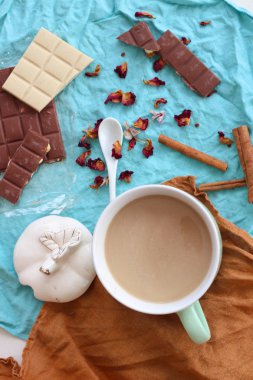 Çikolata, gül, kahve ve tarçın. Mavi bir arka plan düzen. 