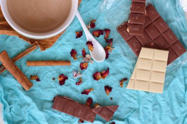 Çikolata, gül, kahve ve tarçın. Mavi bir arka plan düzen. 