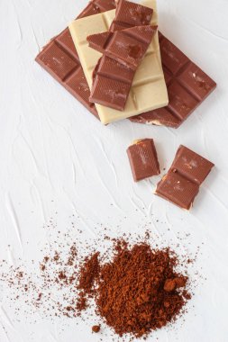 Kahve, beyaz ve sütlü çikolata. Fayans çikolata beyaz bir arka plan üzerinde.