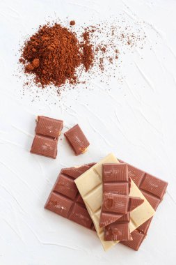 Kahve, beyaz ve sütlü çikolata. Fayans çikolata beyaz bir arka plan üzerinde.