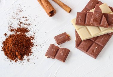 Kahve, beyaz ve sütlü çikolata. Fayans çikolata beyaz bir arka plan üzerinde.