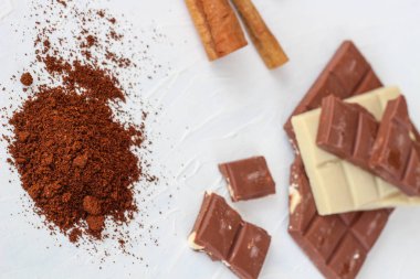 Kahve, beyaz ve sütlü çikolata. Fayans çikolata beyaz bir arka plan üzerinde.