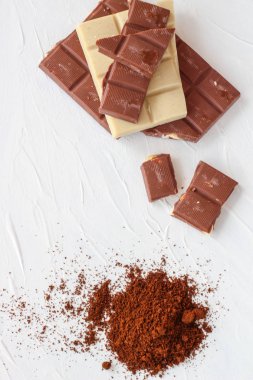 Kahve, beyaz ve sütlü çikolata. Fayans çikolata beyaz bir arka plan üzerinde.