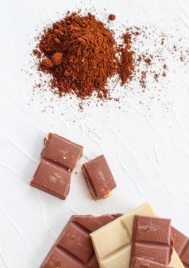 Kahve, beyaz ve sütlü çikolata. Fayans çikolata beyaz bir arka plan üzerinde.