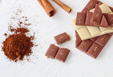 Kahve, beyaz ve sütlü çikolata. Fayans çikolata beyaz bir arka plan üzerinde.