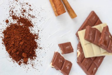 Kahve, beyaz ve sütlü çikolata. Fayans çikolata beyaz bir arka plan üzerinde.