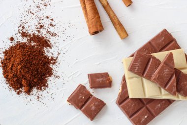 Kahve, beyaz ve sütlü çikolata. Fayans çikolata beyaz bir arka plan üzerinde.