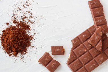 Kahve, beyaz ve sütlü çikolata. Fayans çikolata beyaz bir arka plan üzerinde.