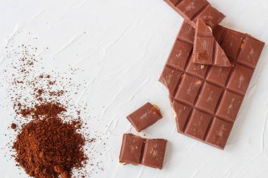 Kahve, beyaz ve sütlü çikolata. Fayans çikolata beyaz bir arka plan üzerinde.