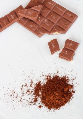 Kahve, beyaz ve sütlü çikolata. Fayans çikolata beyaz bir arka plan üzerinde.