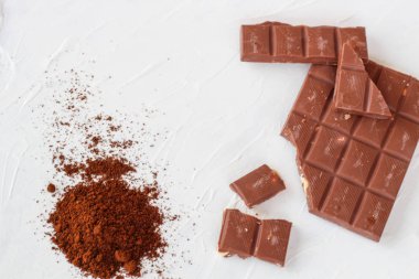 Kahve, beyaz ve sütlü çikolata. Fayans çikolata beyaz bir arka plan üzerinde.