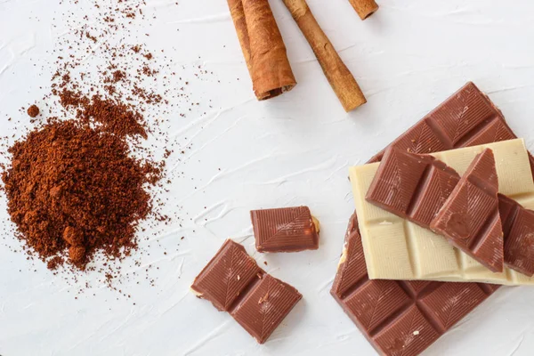 Kahve, beyaz ve sütlü çikolata. Fayans çikolata beyaz bir arka plan üzerinde.