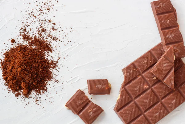 Kahve, beyaz ve sütlü çikolata. Fayans çikolata beyaz bir arka plan üzerinde.