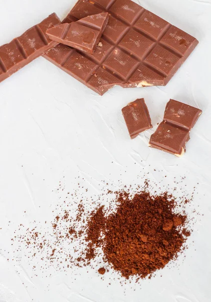 Kahve, beyaz ve sütlü çikolata. Fayans çikolata beyaz bir arka plan üzerinde.