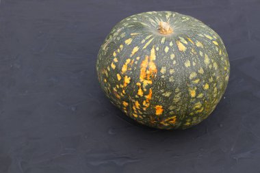 Sonbaharda hasat düzeni. Siyah bir arka plan üzerinde kabak.