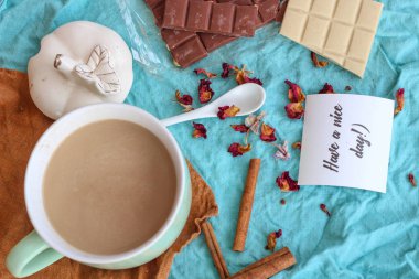 Çikolata, gül, kahve ve tarçın. Mavi bir arka plan düzen. 