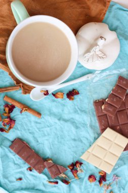 Çikolata, gül, kahve ve tarçın. Mavi bir arka plan düzen. 