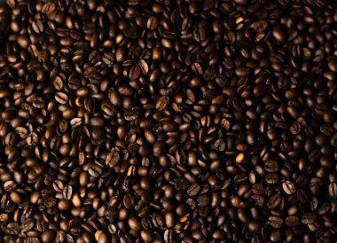 Karanlık bir arka plan üzerinde kahve taneleri. Lezzetli kokulu kahve en iyi çeşitleri. Kahve doku. Kahve çekirdekleri arka plan.