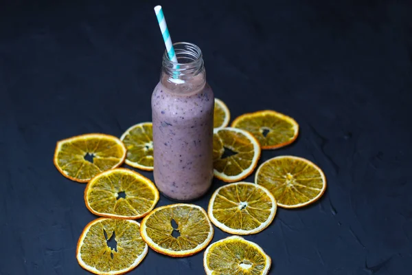 Lichotníku Skleněné Nádobce Trubicí Sušené Pomeranče Smoothie Banánů Borůvky Tmavém — Stock fotografie