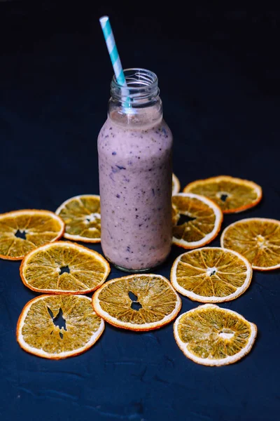 Lichotníku Skleněné Nádobce Trubicí Sušené Pomeranče Smoothie Banánů Borůvky Tmavém — Stock fotografie