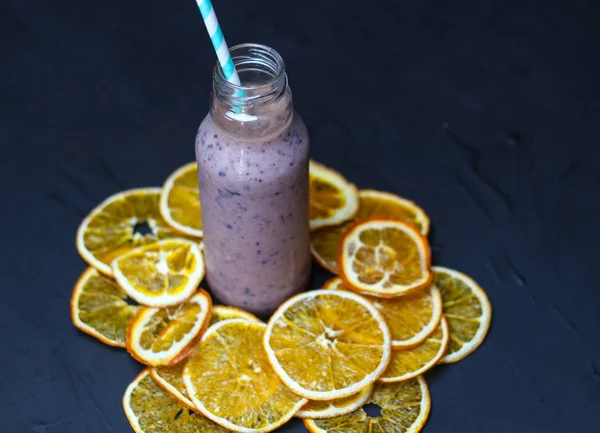 Lichotníku Skleněné Nádobce Trubicí Sušené Pomeranče Smoothie Banánů Borůvky Tmavém — Stock fotografie