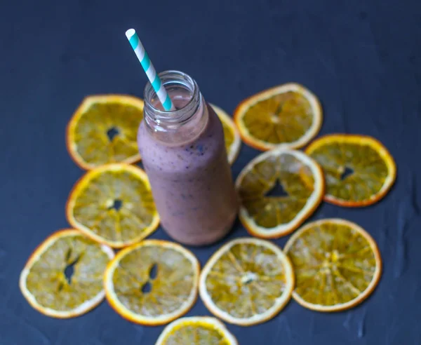 Lichotníku Skleněné Nádobce Trubicí Sušené Pomeranče Smoothie Banánů Borůvky Tmavém — Stock fotografie