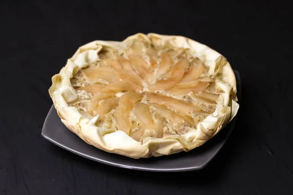 Tarta Manzana Con Crema Almendras Sobre Fondo Oscuro Pastel Horneado — Foto de Stock