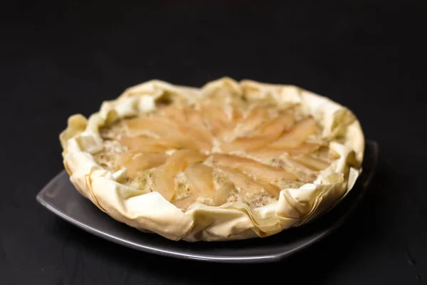 Tarta Manzana Con Crema Almendras Sobre Fondo Oscuro Pastel Horneado — Foto de Stock