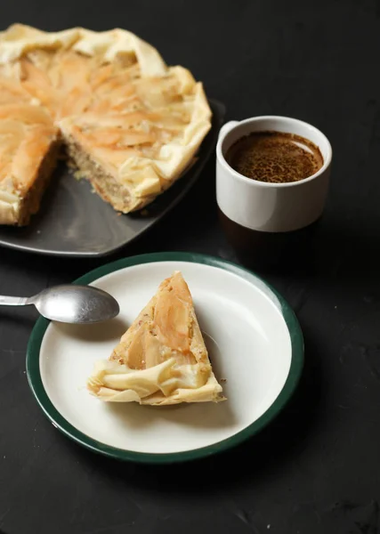 Tarta Manzana Con Crema Almendras Sobre Fondo Oscuro Pastel Horno — Foto de Stock