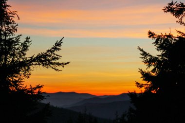 Sonbahar dağlar. Ukraynalı Karpat Dağları. Güneşin dağların ayarlar. Dağlar silüeti