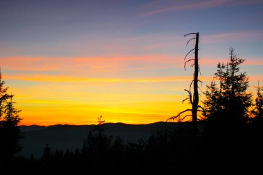 Sonbahar dağlar. Ukraynalı Karpat Dağları. Güneşin dağların ayarlar. Dağlar silüeti