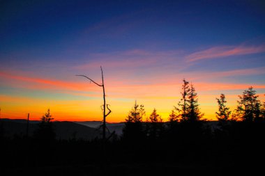 Sonbahar dağlar. Ukraynalı Karpat Dağları. Güneşin dağların ayarlar. Dağlar silüeti