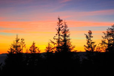 Sonbahar dağlar. Ukraynalı Karpat Dağları. Güneşin dağların ayarlar. Dağlar silüeti