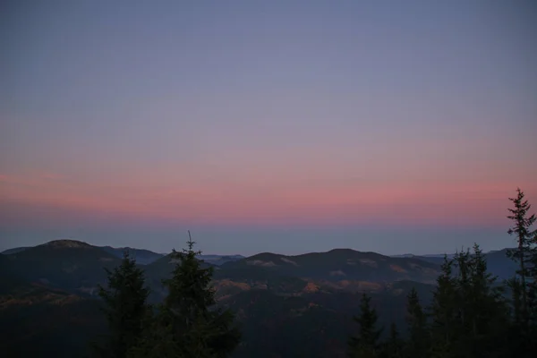 秋の山 ウクライナのカルパティア山脈 太陽が山々 を設定します 山のシルエット — ストック写真