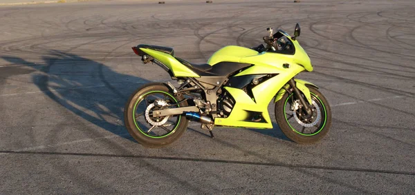 Зелений Спортивних Мотоцикл Тлі Сірого Асфальту Мотоцикл Стоянці Захід Сонця — стокове фото