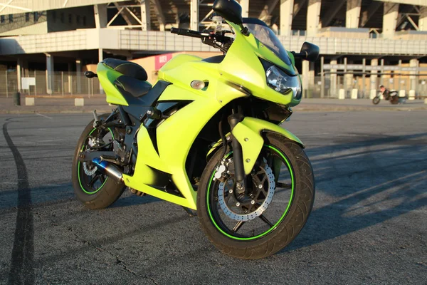 Moto Sport Verte Sur Fond Asphalte Gris Moto Sur Parking — Photo