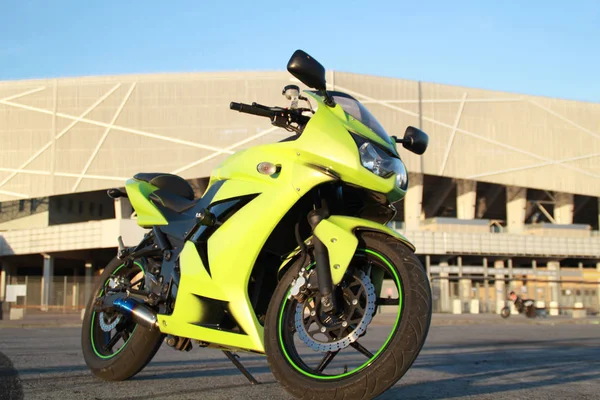 Moto Sportiva Verde Sullo Sfondo Asfalto Grigio Motociclo Sul Parcheggio — Foto Stock