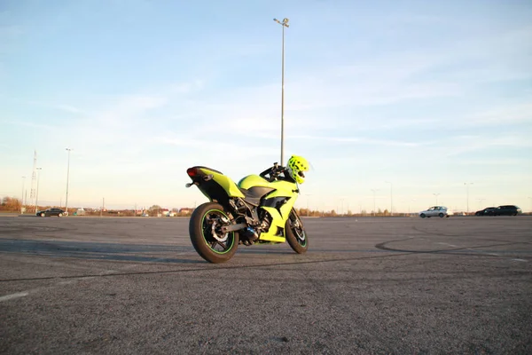 Moto Sport Verte Sur Fond Asphalte Gris Moto Sur Parking — Photo
