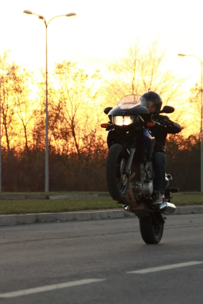 Schwarzes Motorrad Auf Dem Hintergrund Des Sonnenuntergangs Auf Wheelie Motorrad — Stockfoto