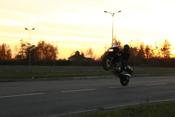 Czarny Motocykl Tle Zachodu Słońca Wheelie Motocykl Parkingu Ukraina Lwów — Zdjęcie stockowe