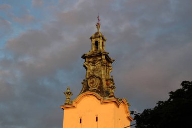 Gün batımında Lviv şehir eski mimarisi. Ukrayna.