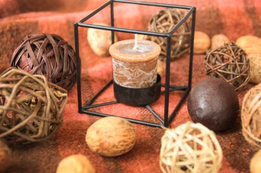 Arka planda bir kafes içinde mumlar ile Sonbahar dekorasyonu.