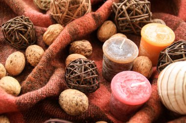 Arka planda bir kafes içinde mumlar ile Sonbahar dekorasyonu.