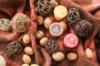 Arka planda bir kafes içinde mumlar ile Sonbahar dekorasyonu.