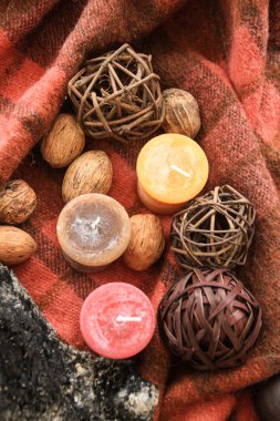 Mumlar ve yanık ağaç arka planda bir kafes ile Sonbahar dekorasyonu.