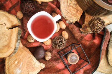 Sonbahar ahşap dekor beyaz fincan çay ve mumlar ile.