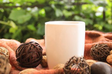 Beyaz fincan çay üzerinde kırmızı Tekstil ile Sonbahar dekorasyonu.