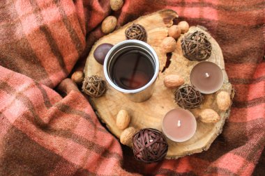 Sonbahar ahşap dekor beyaz fincan çay ve mumlar ile.